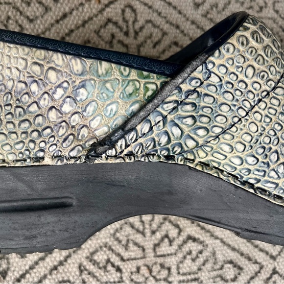 Sanita Textured Embossed Lizard Clogs size 40, Light Blue & Cream - Picture 12 of 12